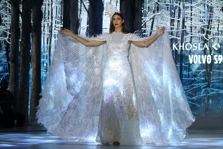 Shweta Nanda Walks the Ramp at Khosla Jani Unveil Collection - 29 / 36 photos