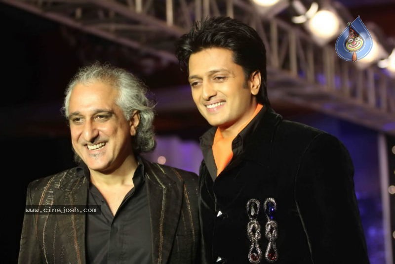 Signature Fashion Tour Ramp Walk Show - 45 / 47 photos