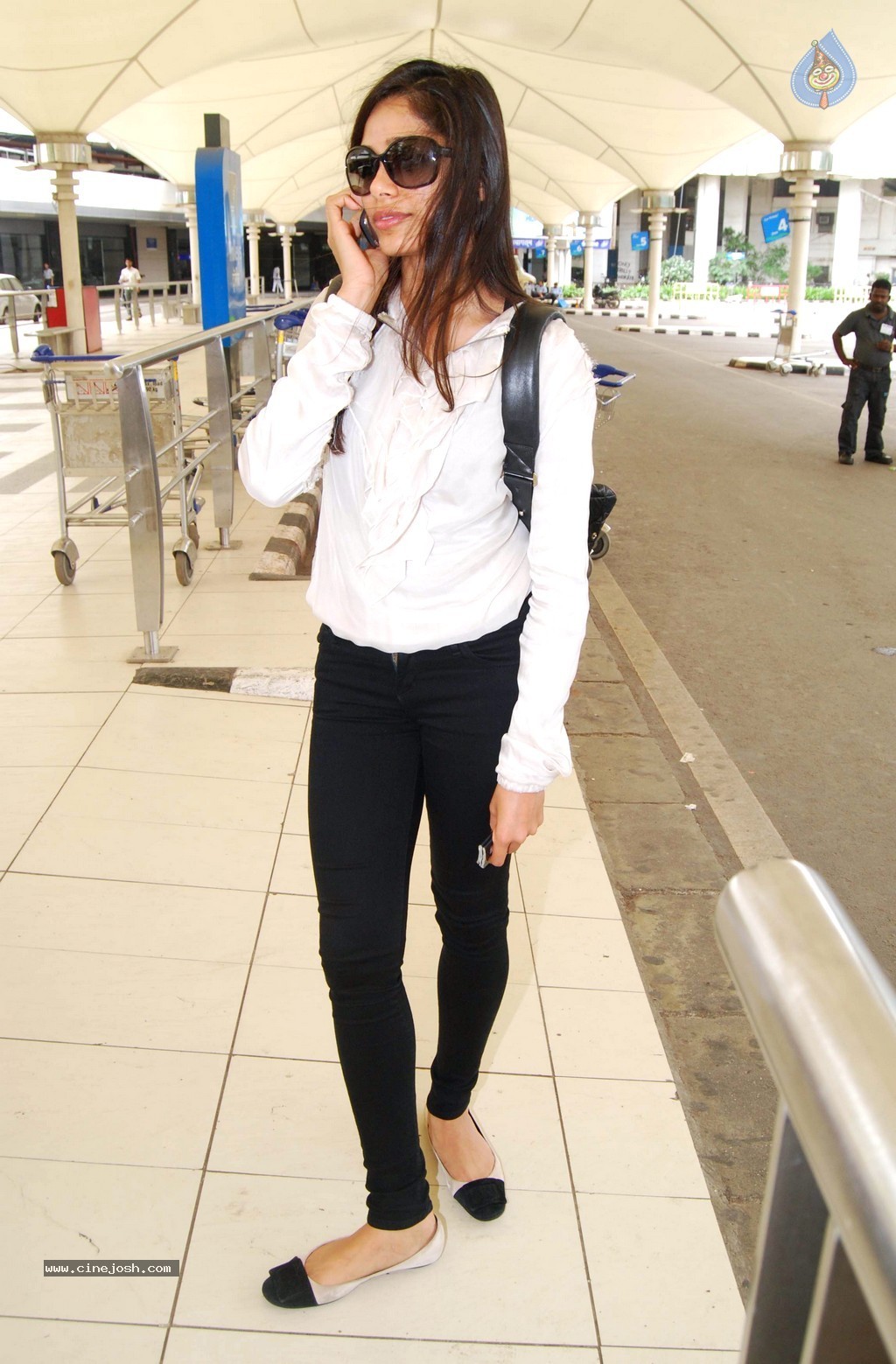Snapped in Mumbai International Airport 2011 - 5 / 28 photos