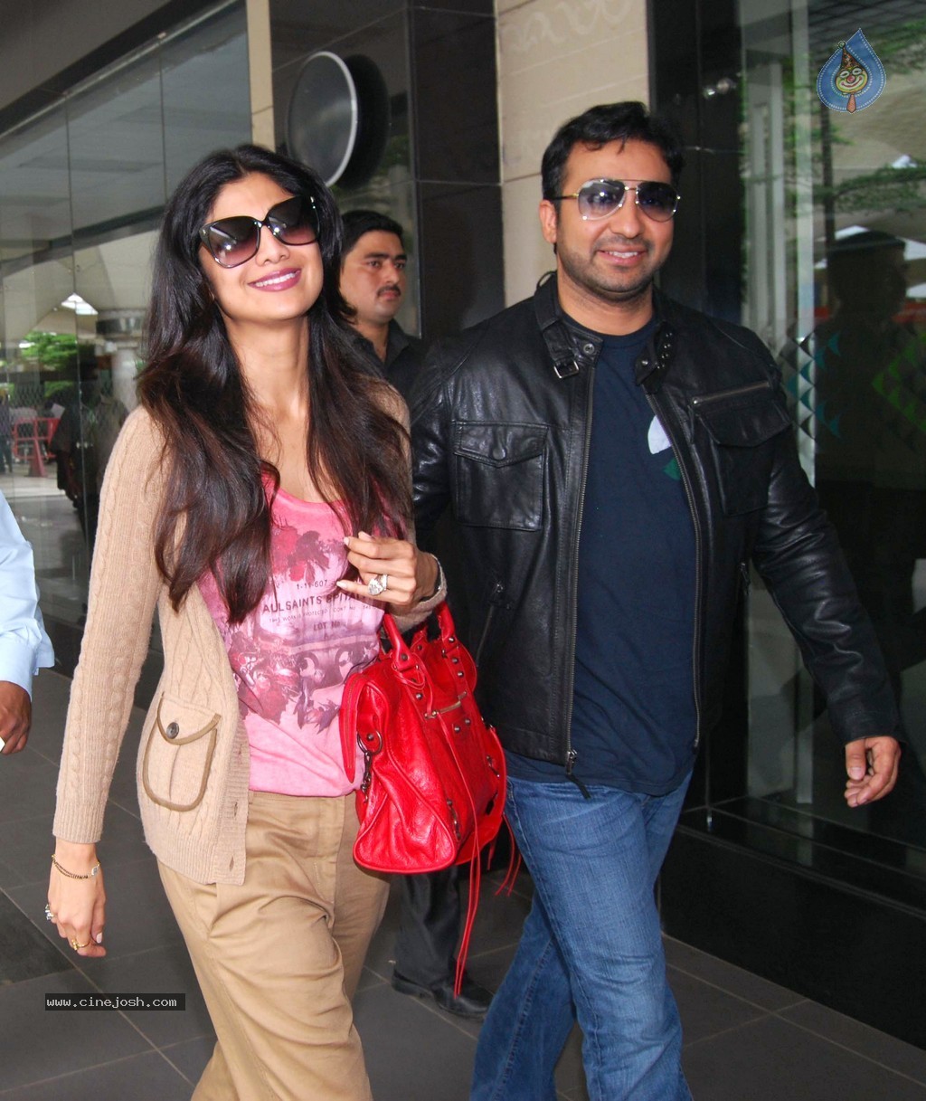 Snapped in Mumbai International Airport 2011 - 26 / 28 photos