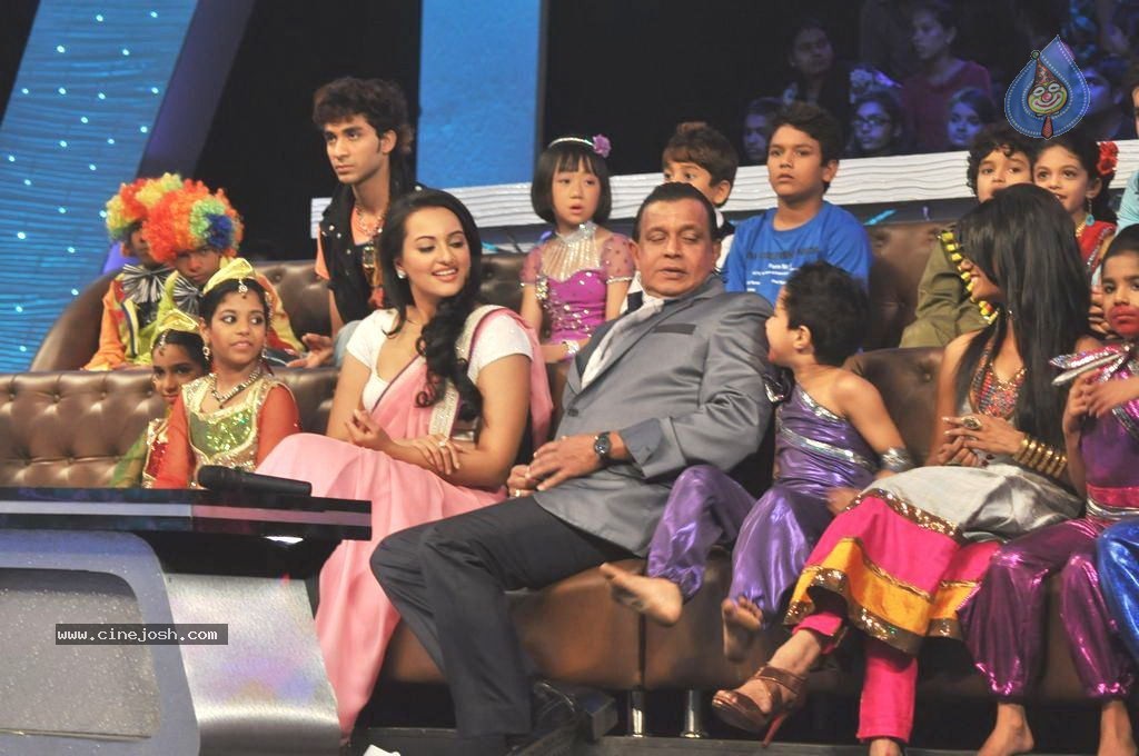 Sonakshi Sinha at DID Lil Masters - 5 / 31 photos