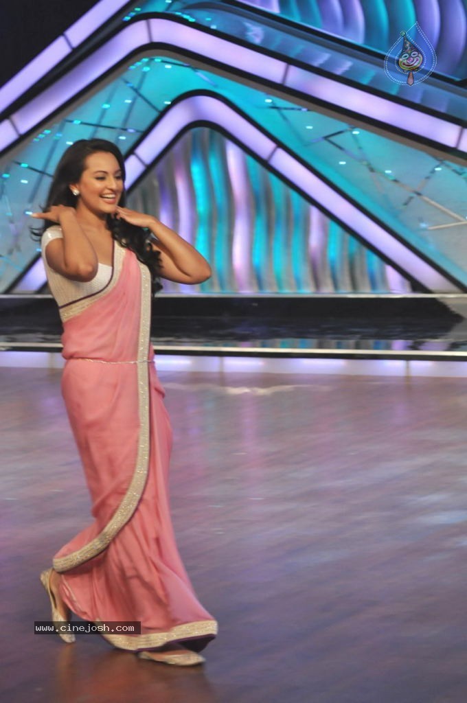 Sonakshi Sinha at DID Lil Masters - 7 / 31 photos