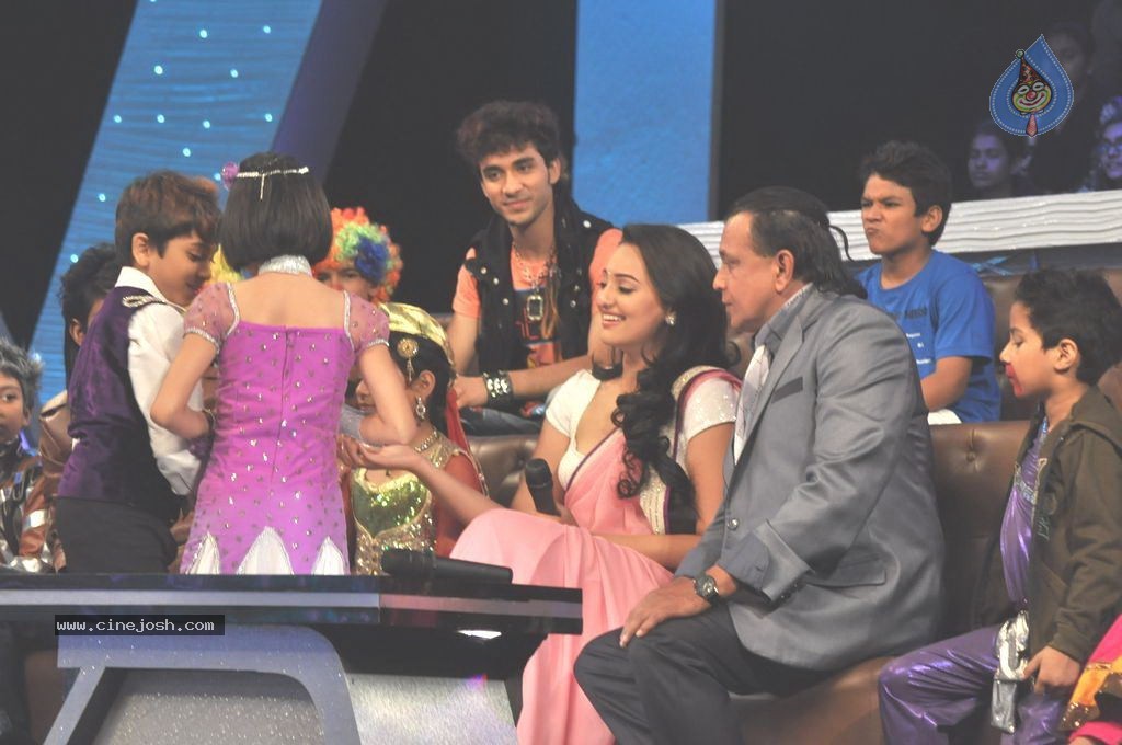 Sonakshi Sinha at DID Lil Masters - 11 / 31 photos