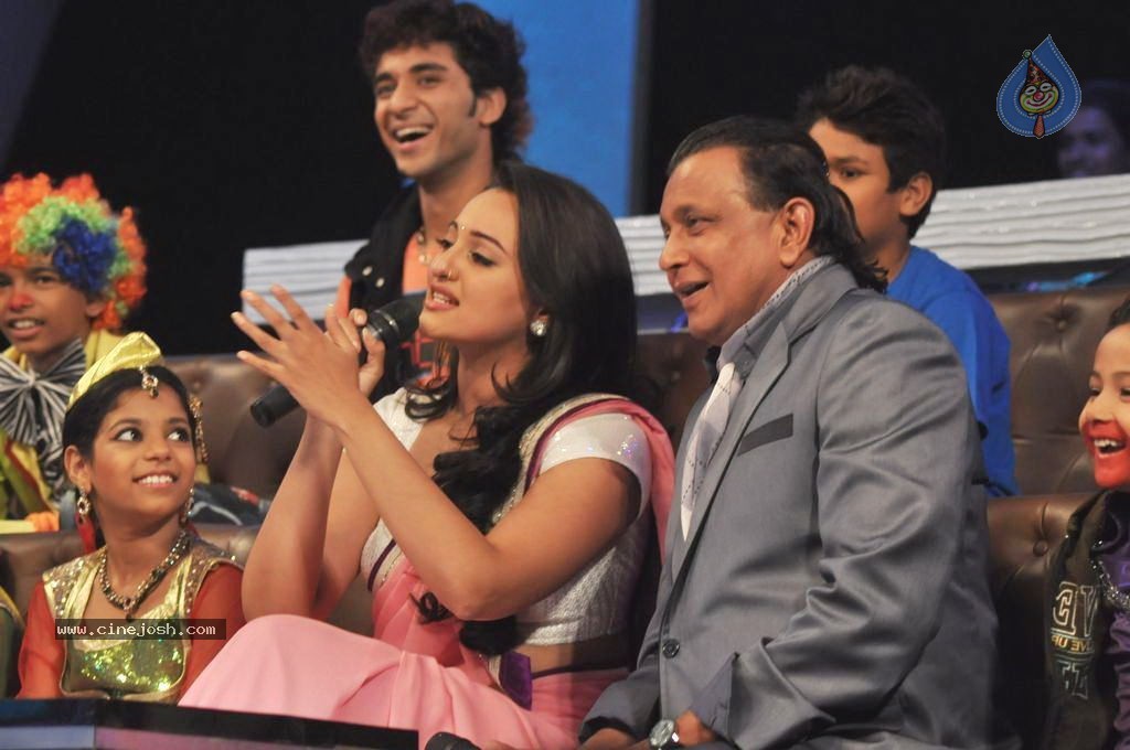 Sonakshi Sinha at DID Lil Masters - 16 / 31 photos