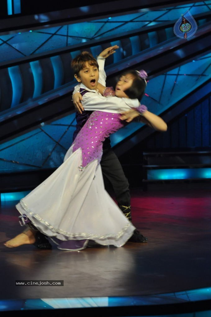 Sonakshi Sinha at DID Lil Masters - 26 / 31 photos