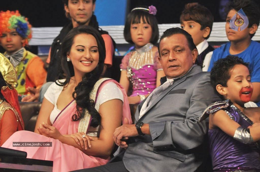 Sonakshi Sinha at DID Lil Masters - 29 / 31 photos