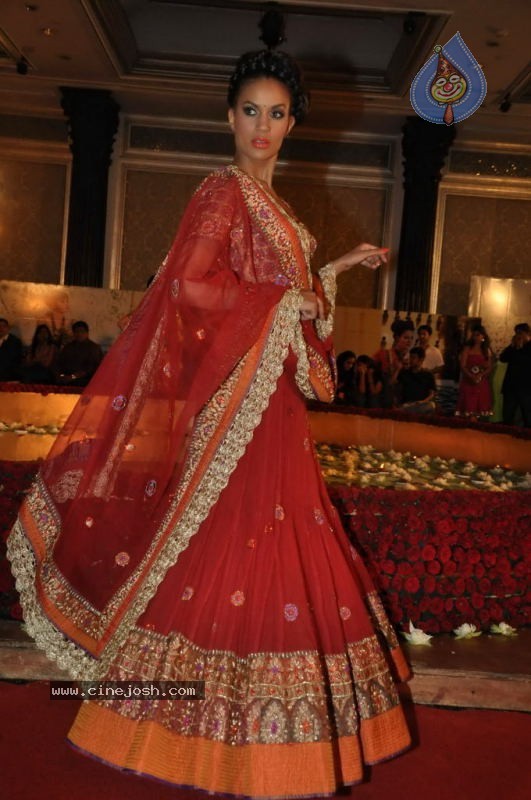 Sonakshi Sinha at Maheka Mirpuri Show - 17 / 61 photos