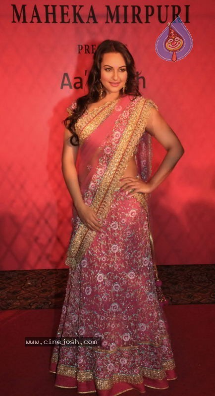Sonakshi Sinha at Maheka Mirpuri Show - 30 / 61 photos