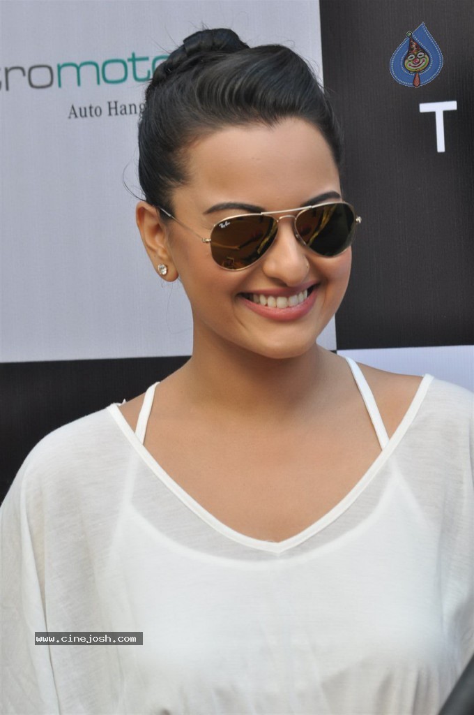 Sonakshi Sinha at Metro Motors Event - 16 / 54 photos