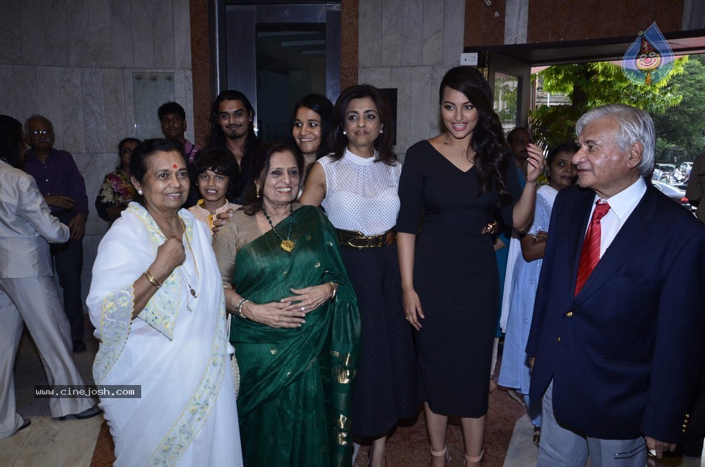 Sonakshi Sinha at Prafulla Dahanukar Art Exhibition - 7 / 79 photos