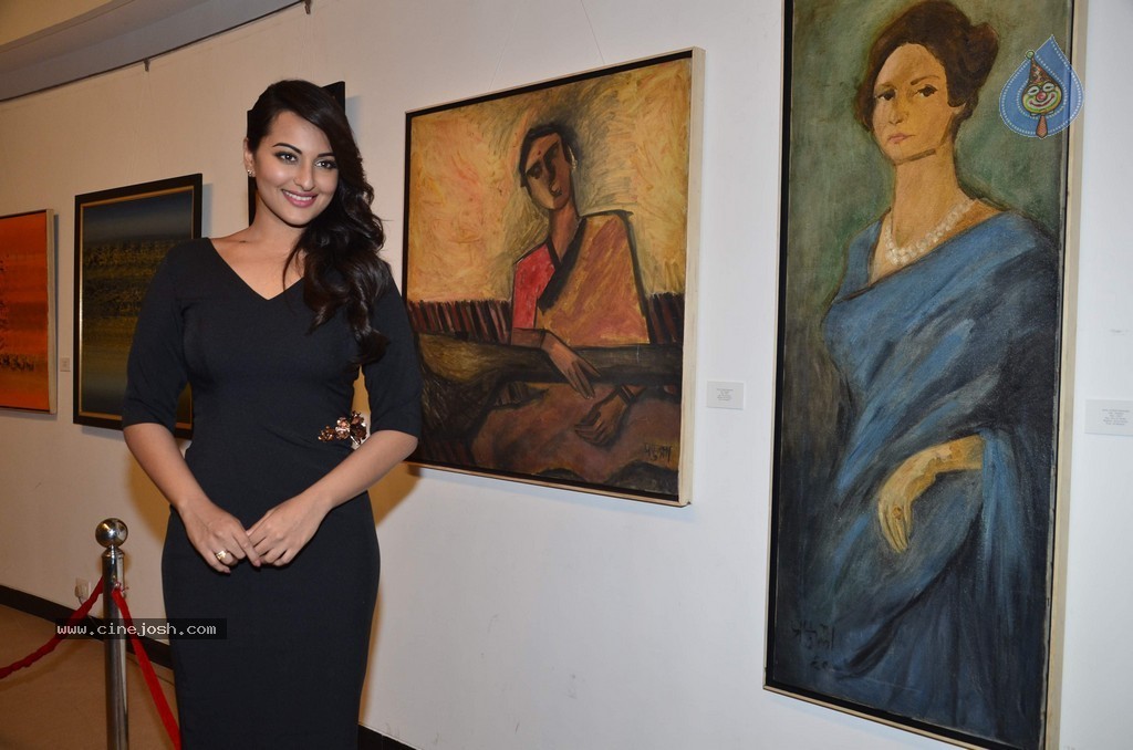 Sonakshi Sinha at Prafulla Dahanukar Art Exhibition - 19 / 79 photos