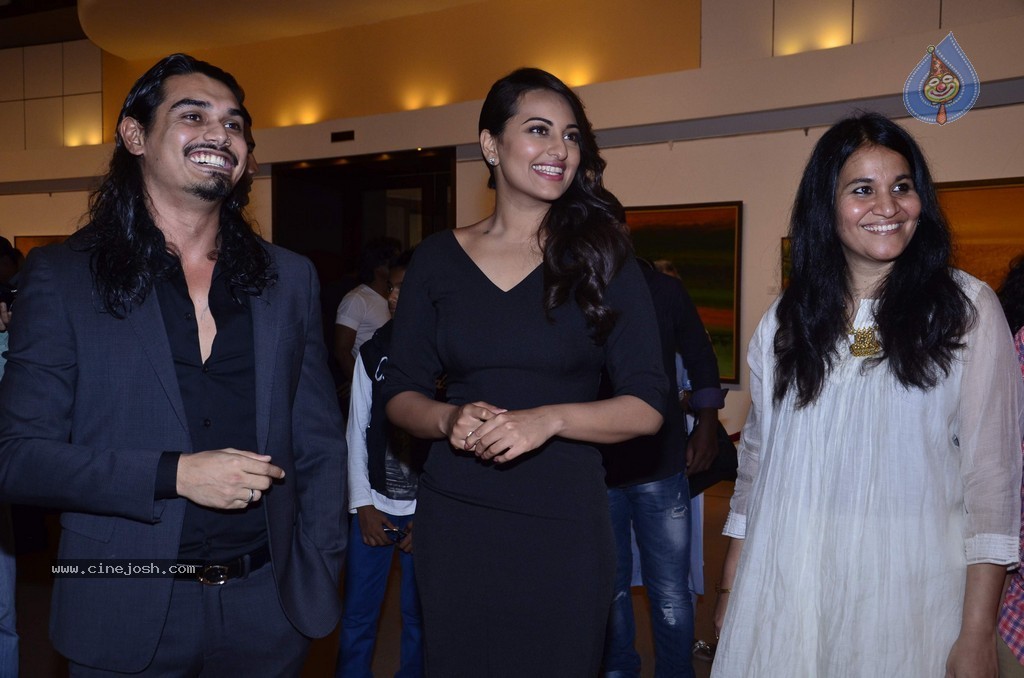 Sonakshi Sinha at Prafulla Dahanukar Art Exhibition - 23 / 79 photos
