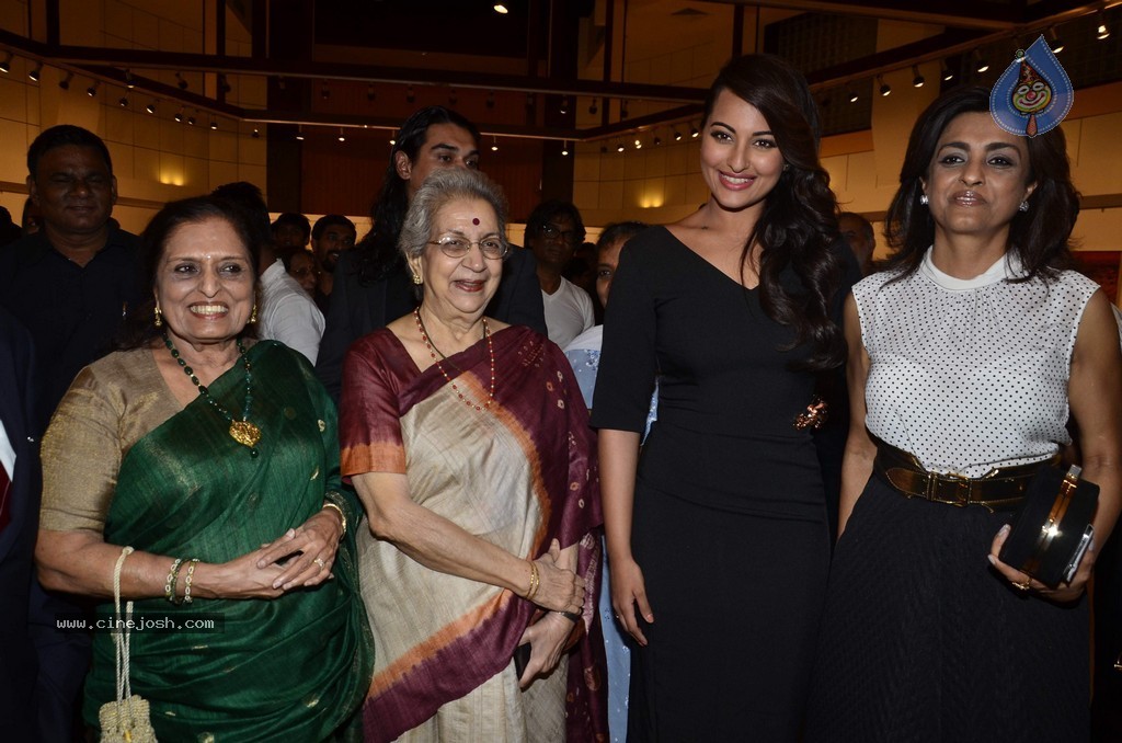 Sonakshi Sinha at Prafulla Dahanukar Art Exhibition - 36 / 79 photos