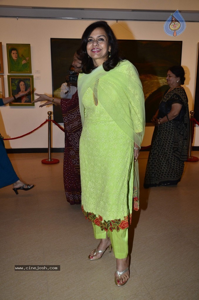 Sonakshi Sinha at Prafulla Dahanukar Art Exhibition - 41 / 79 photos