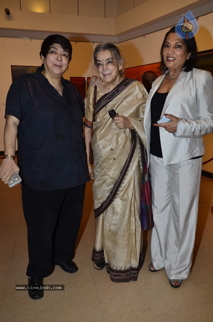 Sonakshi Sinha at Prafulla Dahanukar Art Exhibition - 47 / 79 photos