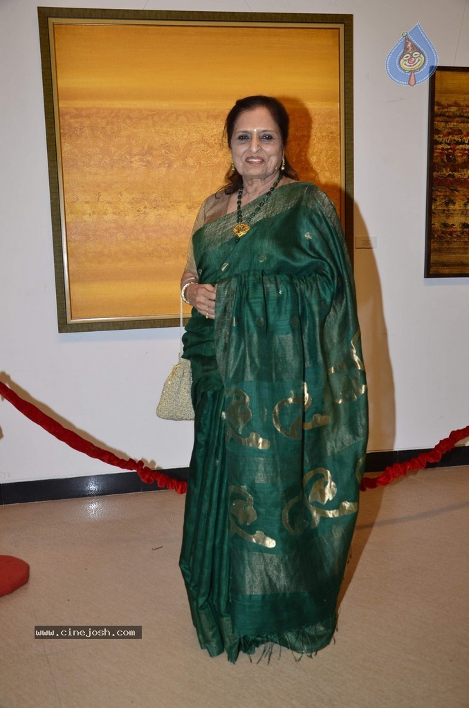 Sonakshi Sinha at Prafulla Dahanukar Art Exhibition - 50 / 79 photos