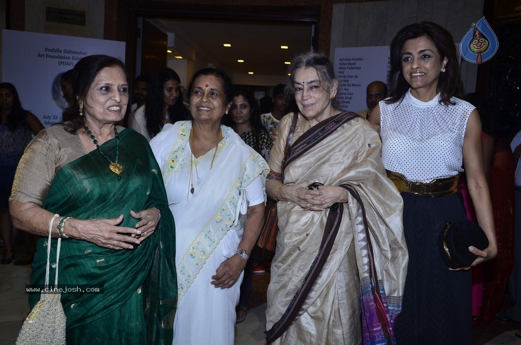 Sonakshi Sinha at Prafulla Dahanukar Art Exhibition - 52 / 79 photos