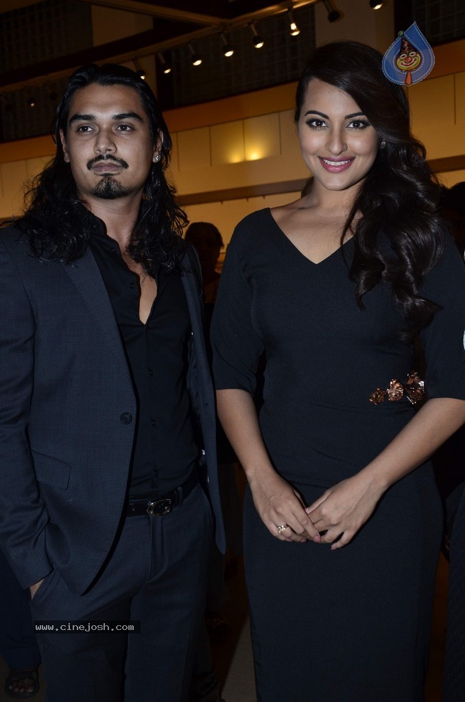 Sonakshi Sinha at Prafulla Dahanukar Art Exhibition - 54 / 79 photos