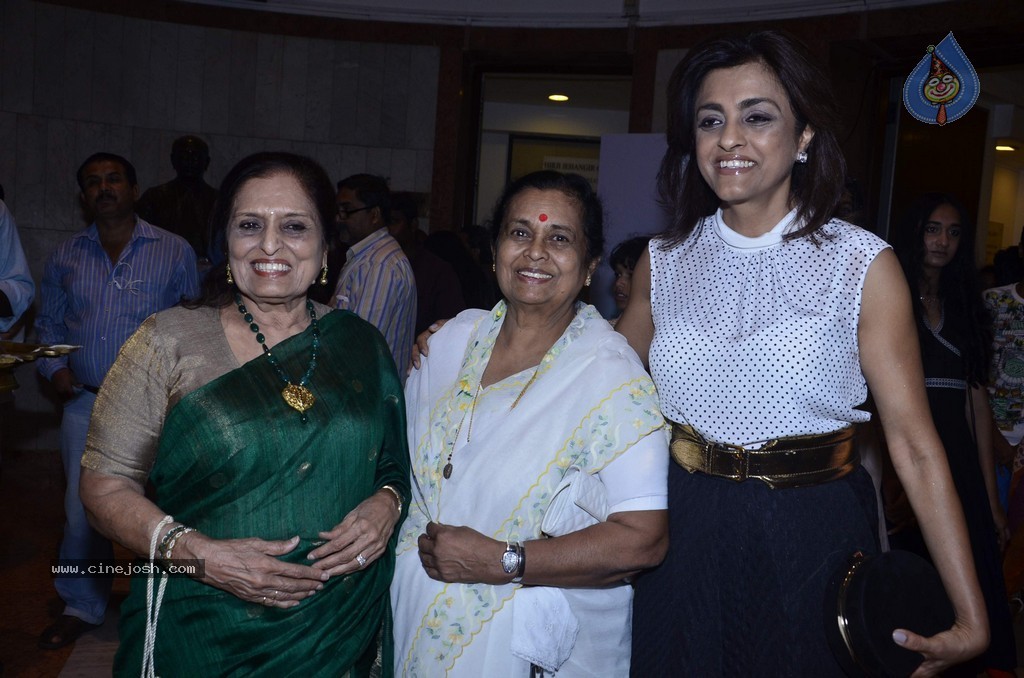 Sonakshi Sinha at Prafulla Dahanukar Art Exhibition - 57 / 79 photos