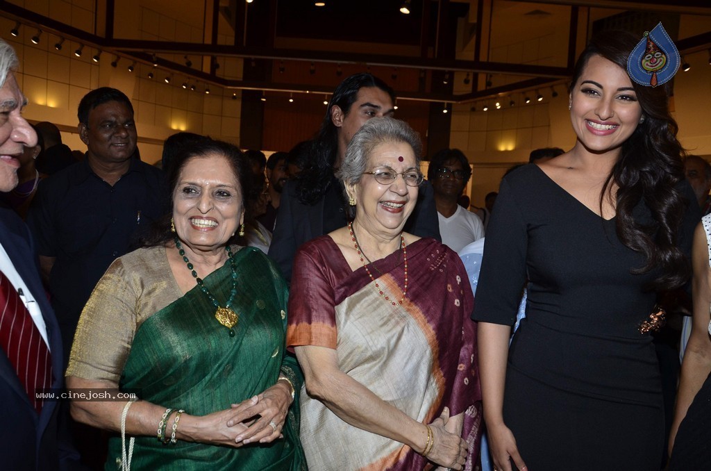 Sonakshi Sinha at Prafulla Dahanukar Art Exhibition - 61 / 79 photos