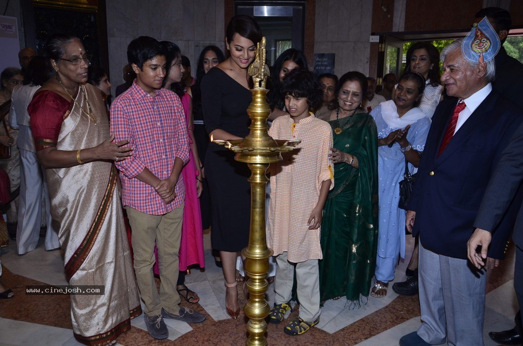 Sonakshi Sinha at Prafulla Dahanukar Art Exhibition - 65 / 79 photos