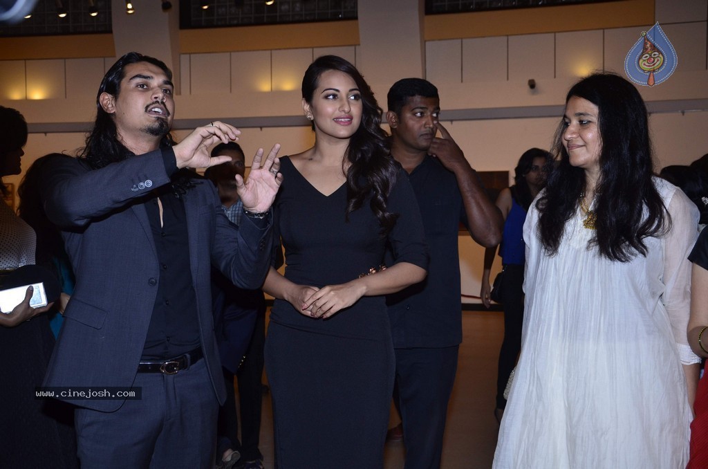 Sonakshi Sinha at Prafulla Dahanukar Art Exhibition - 66 / 79 photos