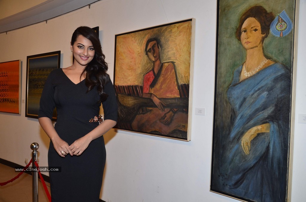 Sonakshi Sinha at Prafulla Dahanukar Art Exhibition - 70 / 79 photos
