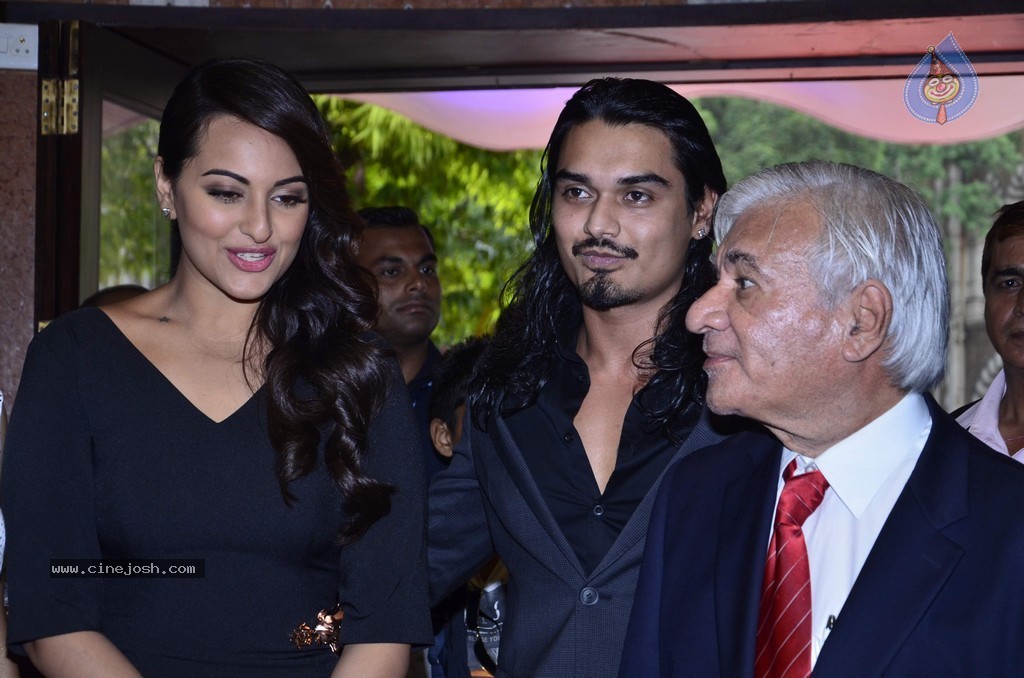 Sonakshi Sinha at Prafulla Dahanukar Art Exhibition - 78 / 79 photos