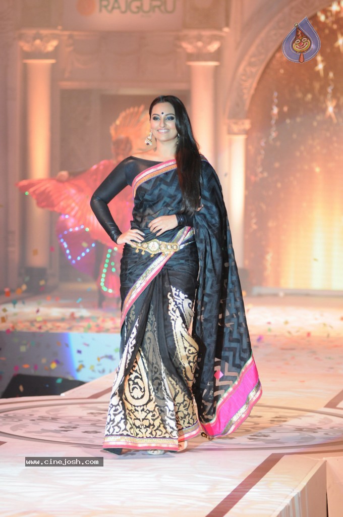 Sonakshi Sinha at The Rajguru Fashion Parade - 13 / 47 photos