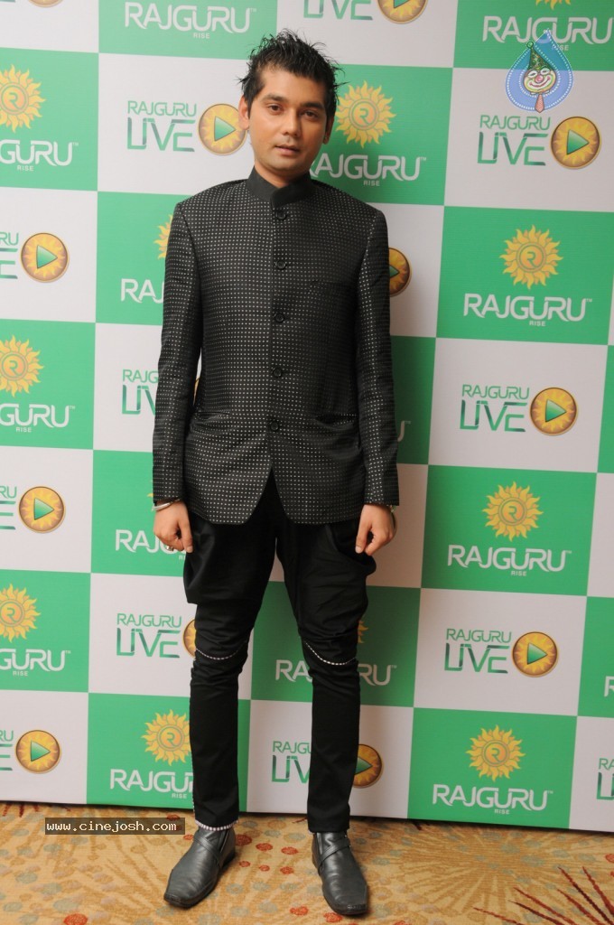 Sonakshi Sinha at The Rajguru Fashion Parade - 17 / 47 photos
