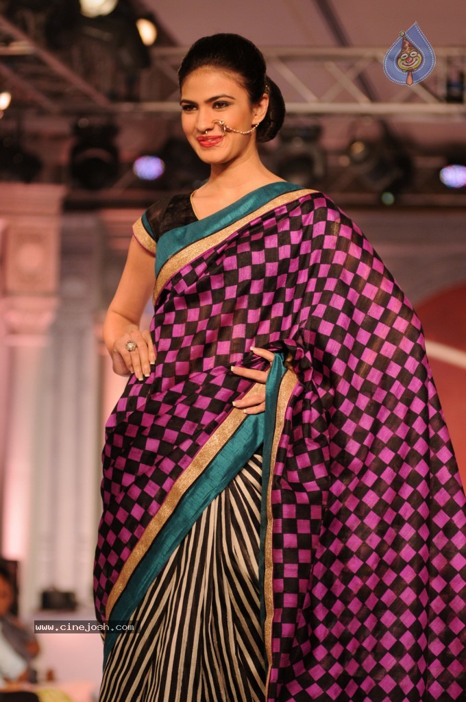 Sonakshi Sinha at The Rajguru Fashion Parade - 18 / 47 photos