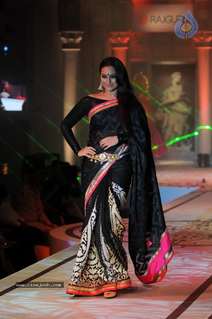 Sonakshi Sinha at The Rajguru Fashion Parade - 24 / 47 photos