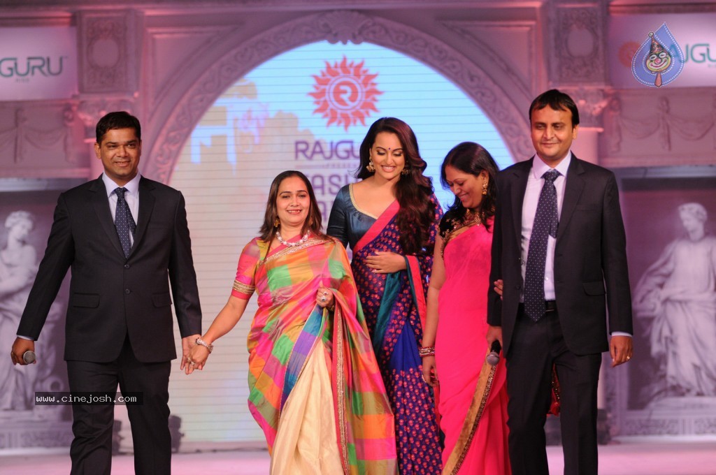 Sonakshi Sinha at The Rajguru Fashion Parade - 28 / 47 photos