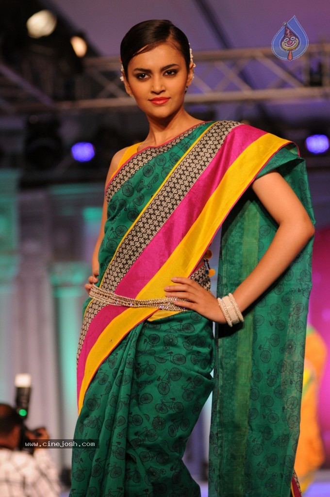 Sonakshi Sinha at The Rajguru Fashion Parade - 39 / 47 photos