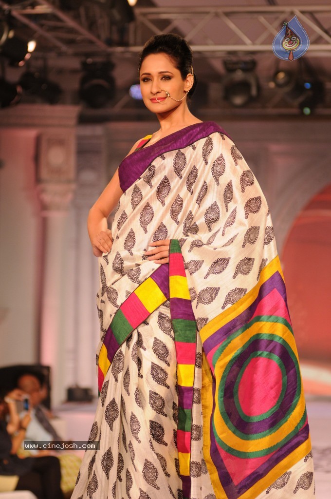 Sonakshi Sinha at The Rajguru Fashion Parade - 44 / 47 photos