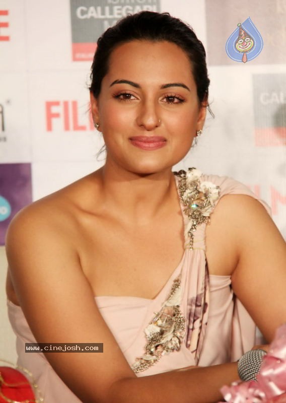 Sonakshi Sinha Launches Filmfare Magazine Latest Issue - 14 / 32 photos