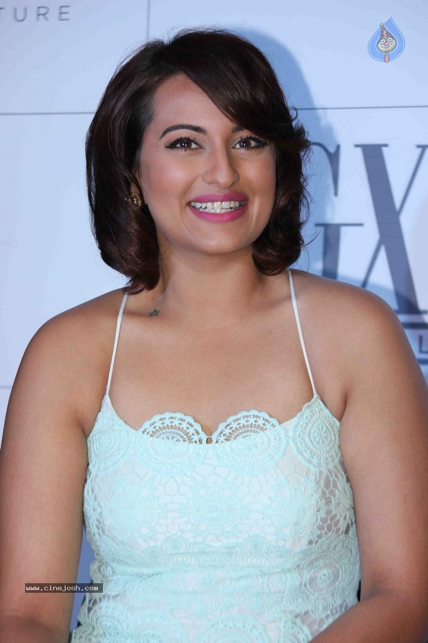 Sonakshi Sinha Launches Foster Grants Eyewear - 7 / 27 photos