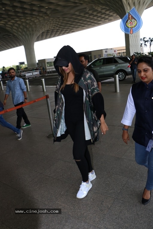 Sonakshi Sinha Spotted at Airport - 6 / 13 photos