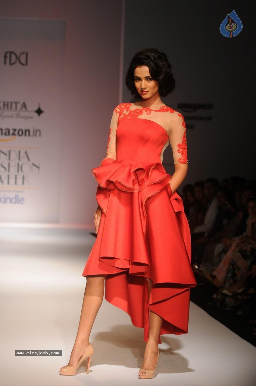 Sonal Chauhan Showstopper at AIFW - 5 / 49 photos