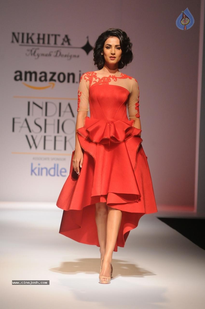 Sonal Chauhan Showstopper at AIFW - 7 / 49 photos