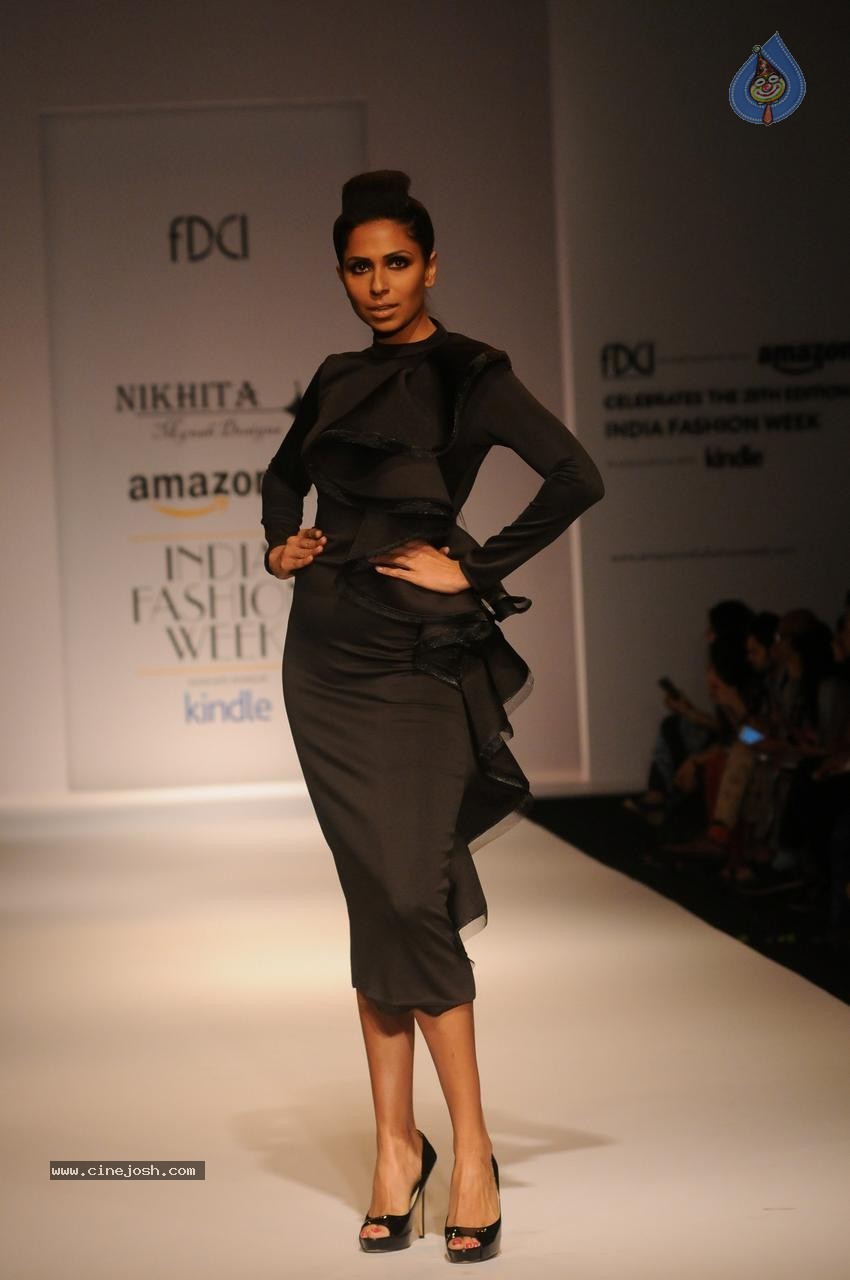 Sonal Chauhan Showstopper at AIFW - 9 / 49 photos