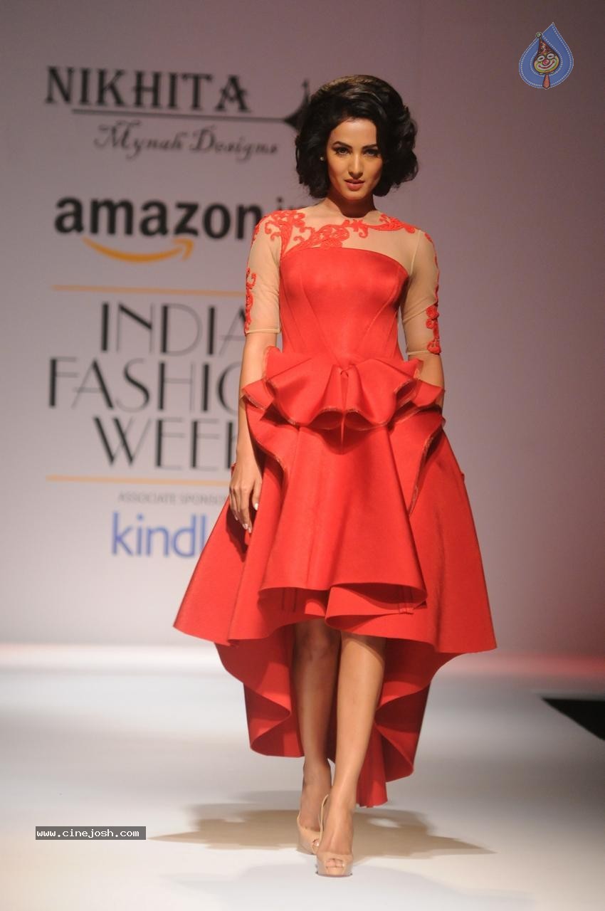 Sonal Chauhan Showstopper at AIFW - 10 / 49 photos