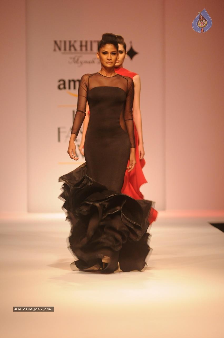 Sonal Chauhan Showstopper at AIFW - 11 / 49 photos