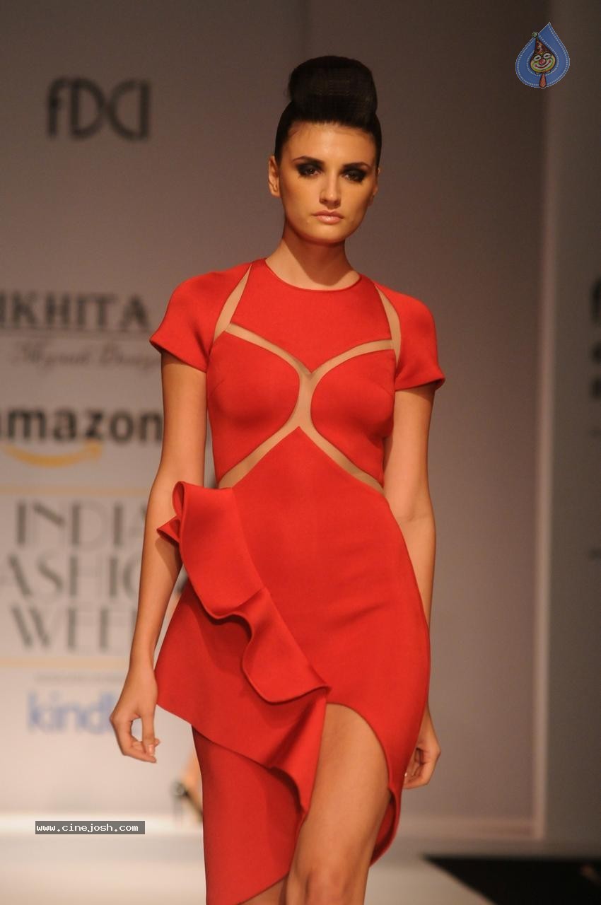 Sonal Chauhan Showstopper at AIFW - 14 / 49 photos