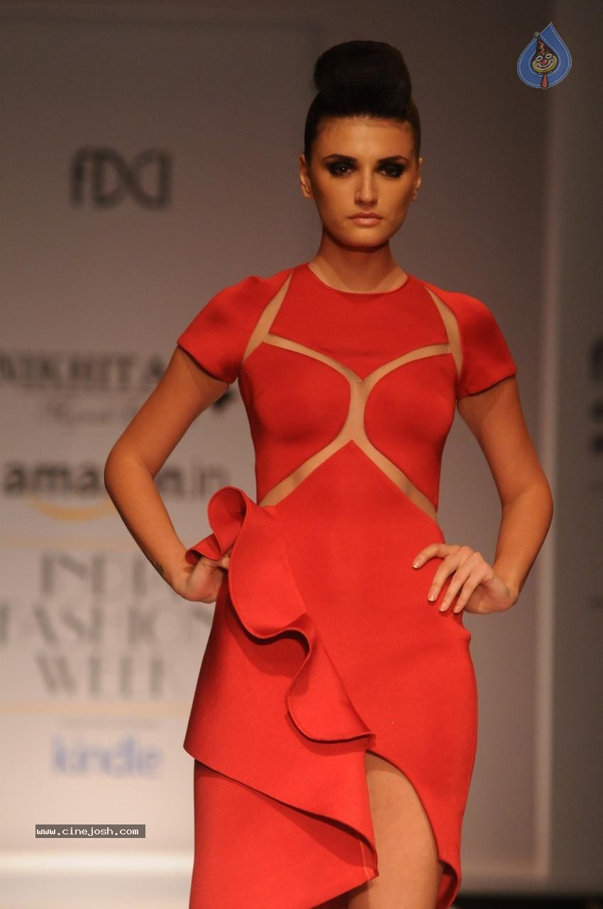 Sonal Chauhan Showstopper at AIFW - 16 / 49 photos