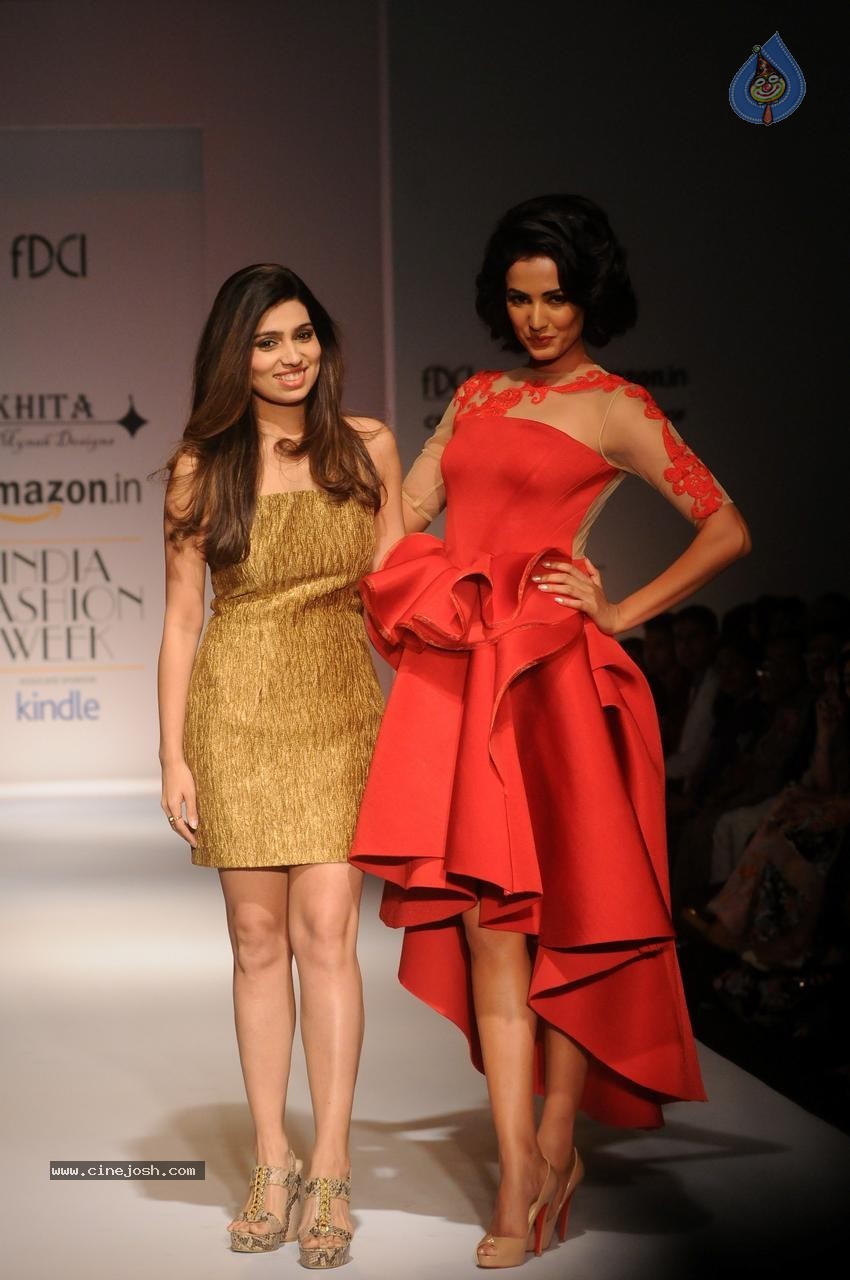 Sonal Chauhan Showstopper at AIFW - 33 / 49 photos