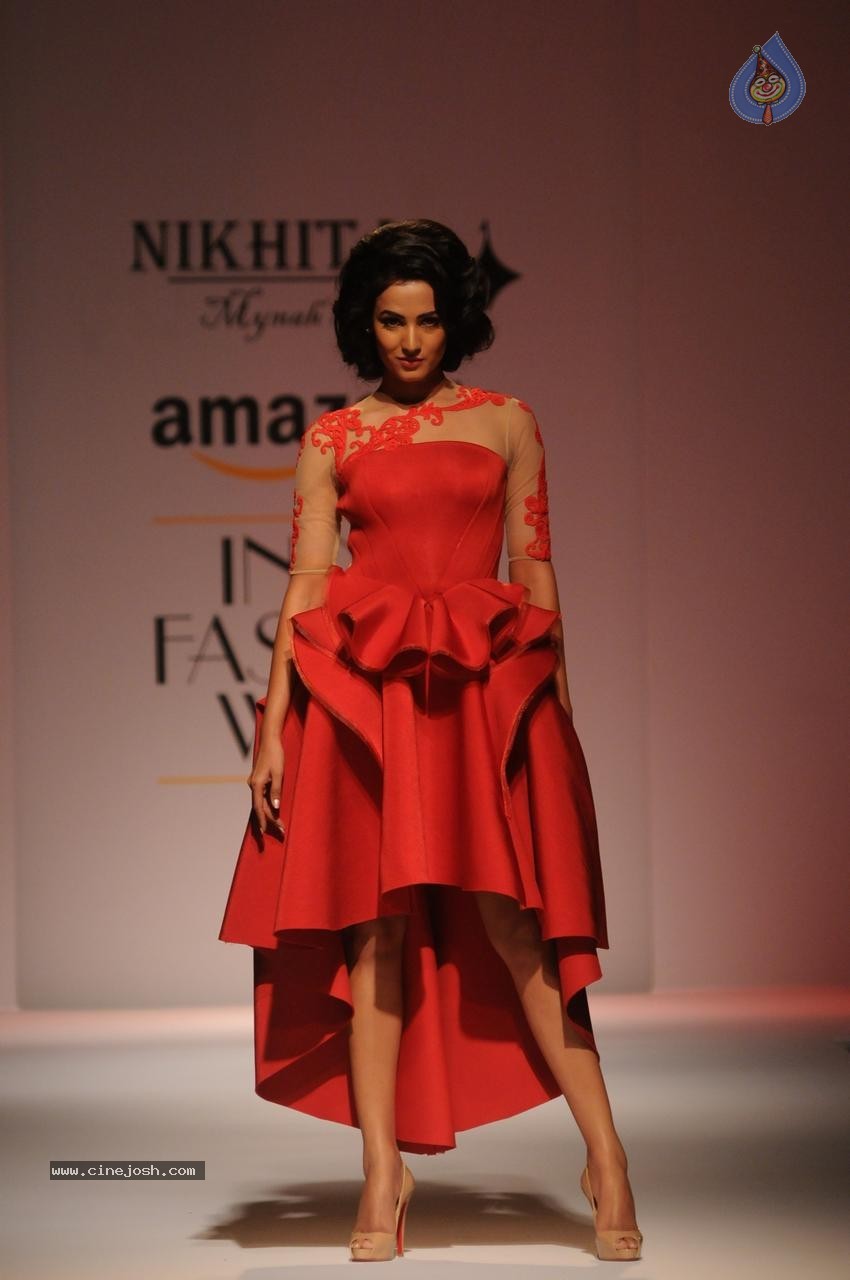 Sonal Chauhan Showstopper at AIFW - 37 / 49 photos