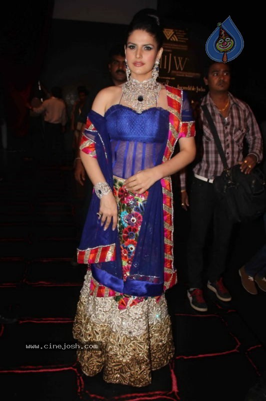 Sonal Chauhan, Zarine Khan at IIJW Event - 6 / 43 photos