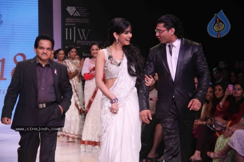 Sonal Chauhan, Zarine Khan at IIJW Event - 10 / 43 photos