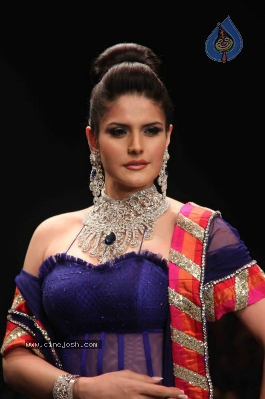 Sonal Chauhan, Zarine Khan at IIJW Event - 11 / 43 photos